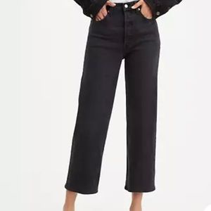 Black Levi’s ribcage straight ankle in good shape